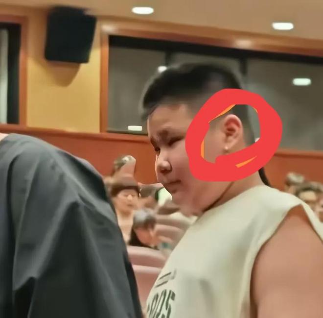 汾阳戴耳环留小辫身体笨重寸步不离妈妈瓦力棋牌游戏郭德纲最新演出：10岁郭(图2)