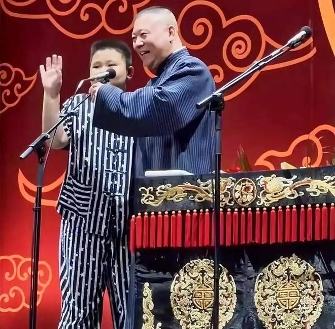 汾阳戴耳环留小辫身体笨重寸步不离妈妈瓦力棋牌游戏郭德纲最新演出：10岁郭(图8)