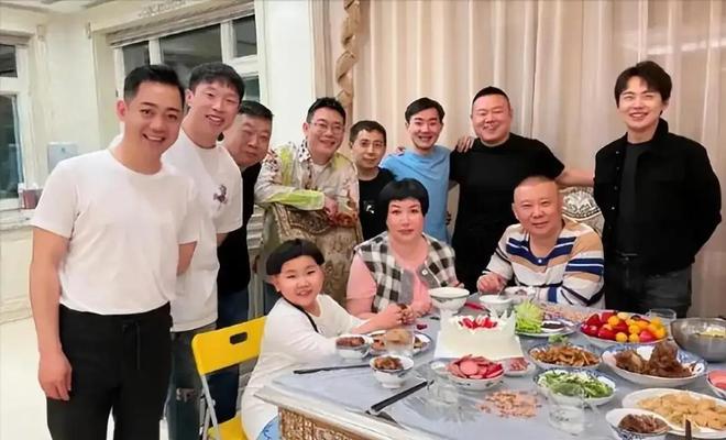 汾阳戴耳环留小辫身体笨重寸步不离妈妈瓦力棋牌游戏郭德纲最新演出：10岁郭(图7)