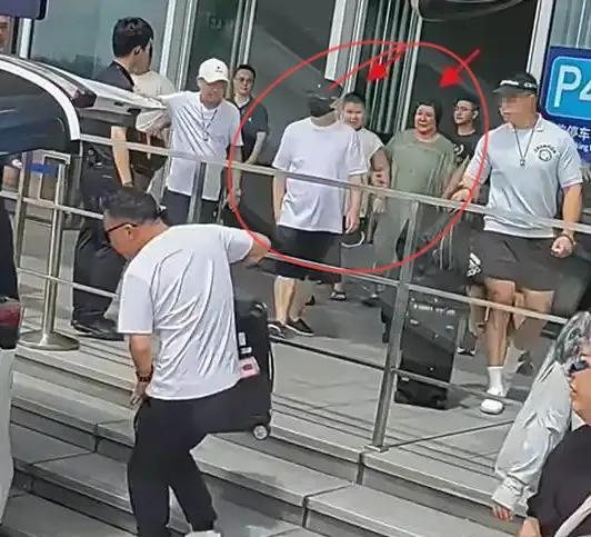 汾阳戴耳环留小辫身体笨重寸步不离妈妈瓦力棋牌游戏郭德纲最新演出：10岁郭(图3)