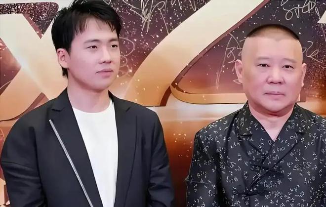 汾阳戴耳环留小辫身体笨重寸步不离妈妈瓦力棋牌游戏郭德纲最新演出：10岁郭(图6)