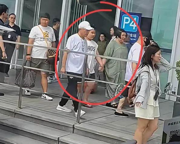 汾阳戴耳环留小辫身体笨重寸步不离妈妈瓦力棋牌游戏郭德纲最新演出：10岁郭(图5)