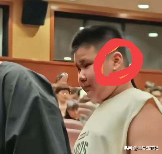 被王惠宠成少爷难怪郭麒麟拒当继承人瓦力棋牌10岁郭汾阳戴耳环留小辫(图8)