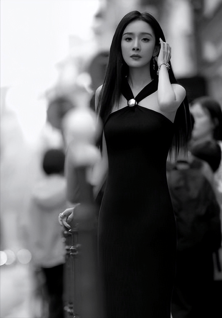 裙披发红唇氛围感拉满越来越有女人味瓦力棋牌试玩杨幂气质太绝！法式黑