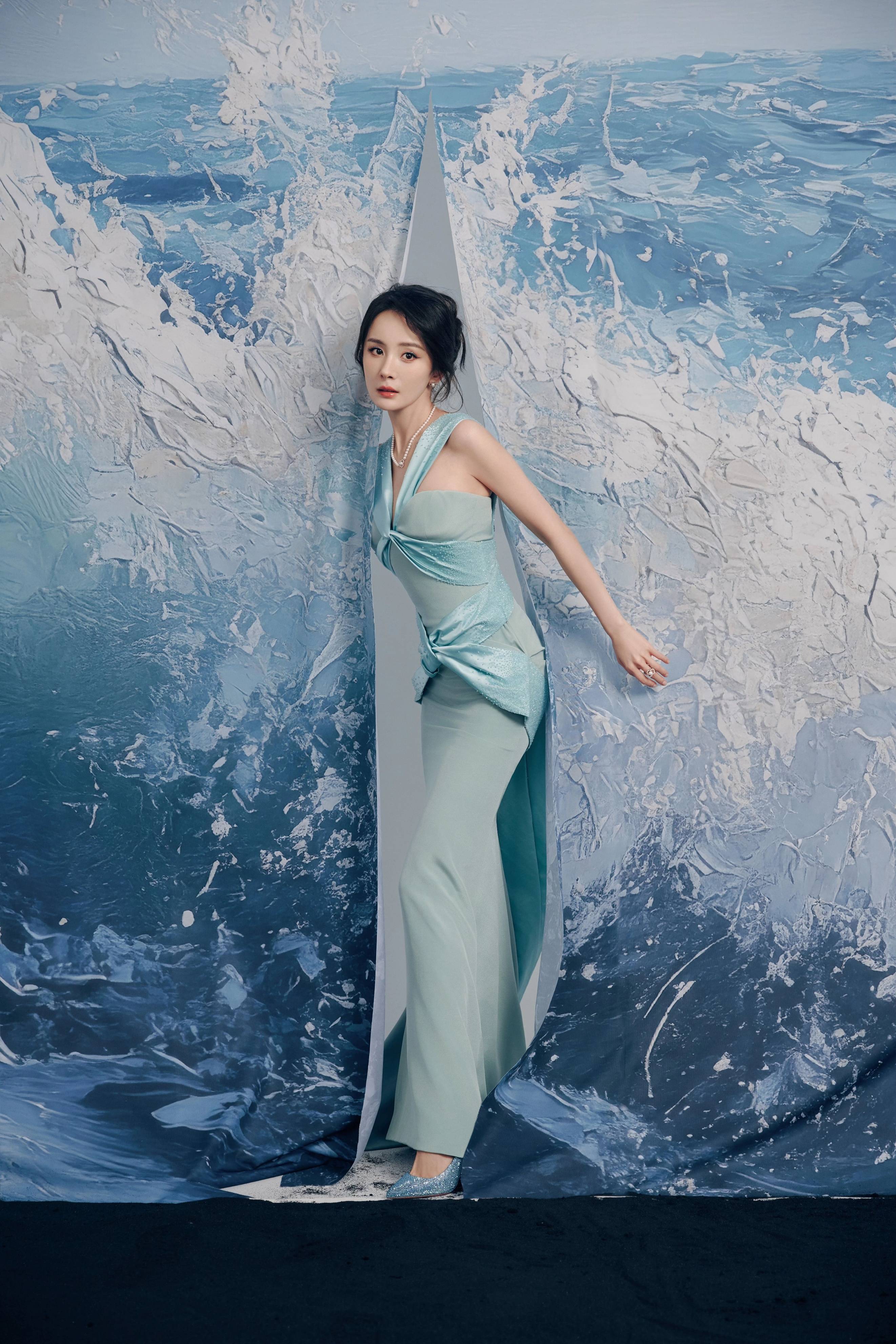 袭冰蓝长裙“乘风破浪”美得像25岁瓦力娱乐棋牌杨幂这身材比例太顶了一