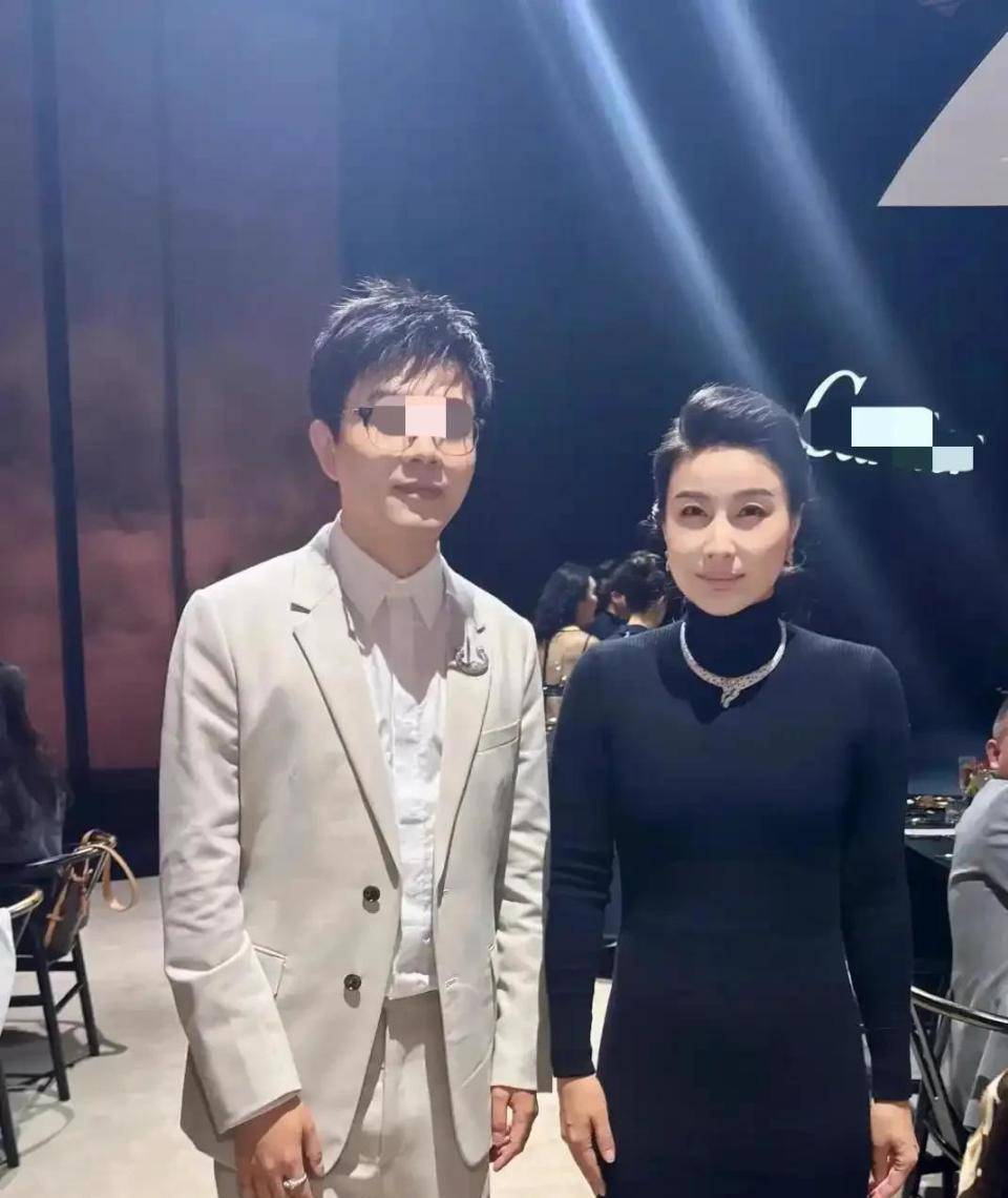 礼服不透不露 新发型高贵典雅雍容华贵瓦力