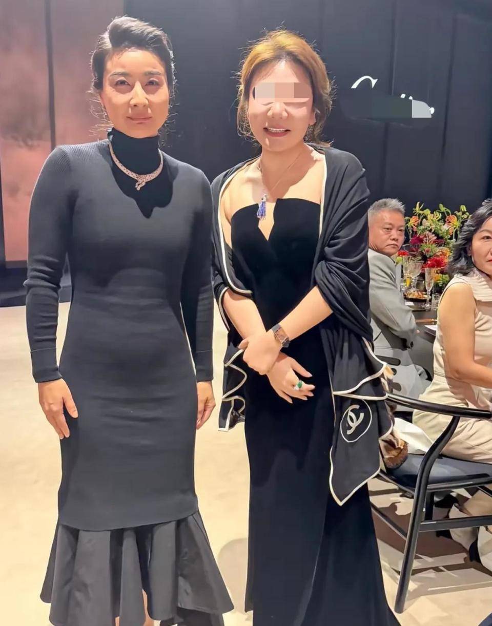 礼服不透不露 新发型高贵典雅雍容华贵瓦力游戏试玩郭晶晶参加晚宴黑色全裹(图3)