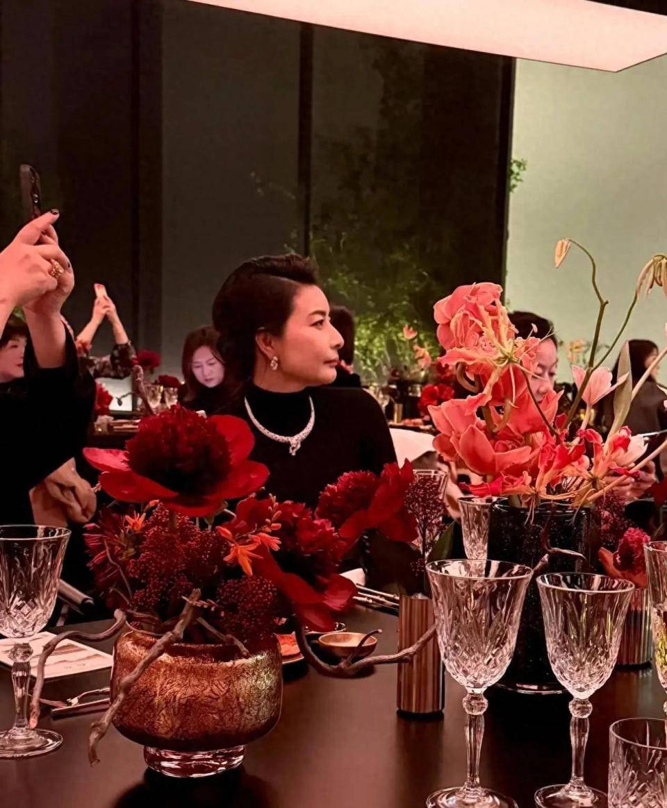 礼服不透不露 新发型高贵典雅雍容华贵瓦力游戏试玩郭晶晶参加晚宴黑色全裹(图6)