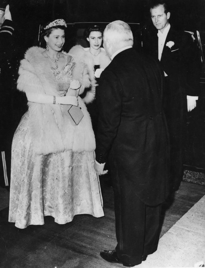 手祭出女王最爱珠宝——190克拉传世耳环瓦力棋牌游戏卡米拉祖母绿冠冕刚亮相凯特反(图1)