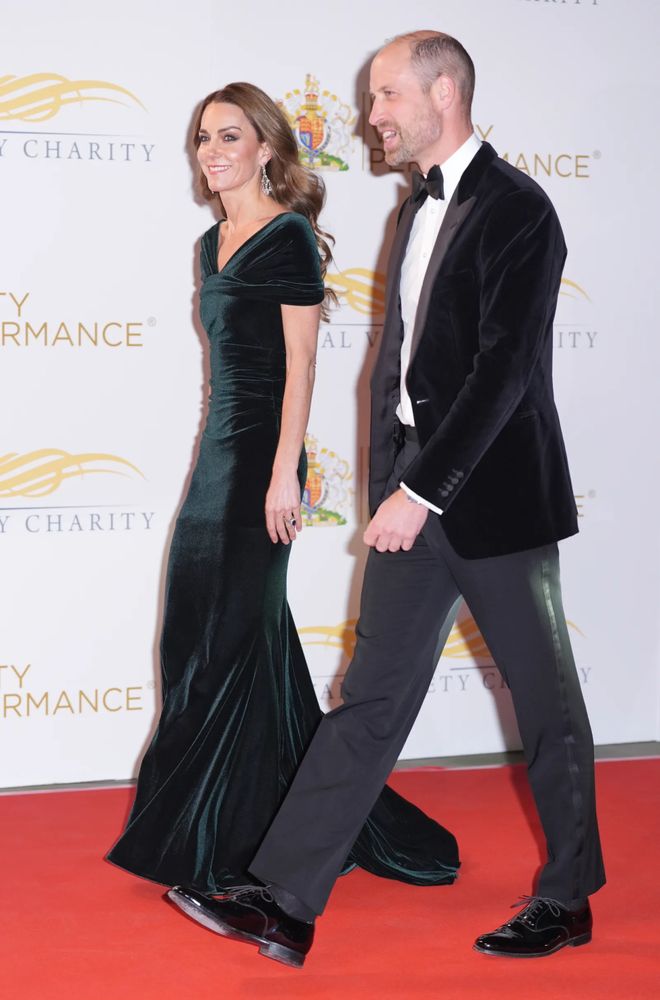 手祭出女王最爱珠宝——190克拉传世耳环瓦力棋牌游戏卡米拉祖母绿冠冕刚亮相凯特反(图2)