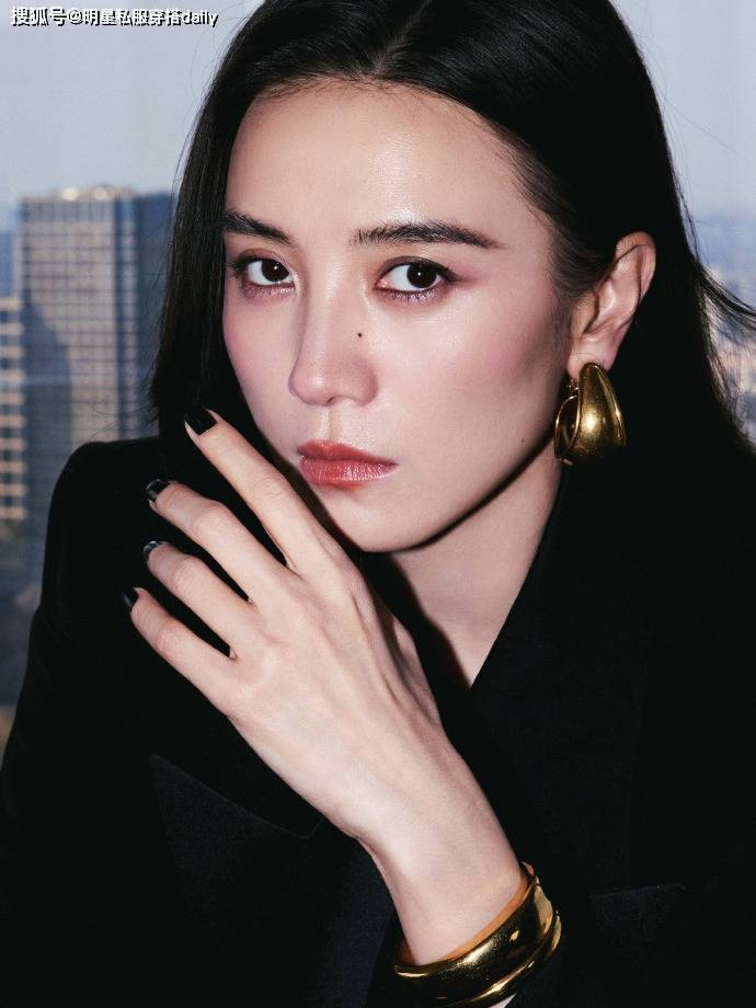 173大美女宋佳的气场真是没得挑！穿黑色西装戴金手镯气场强大