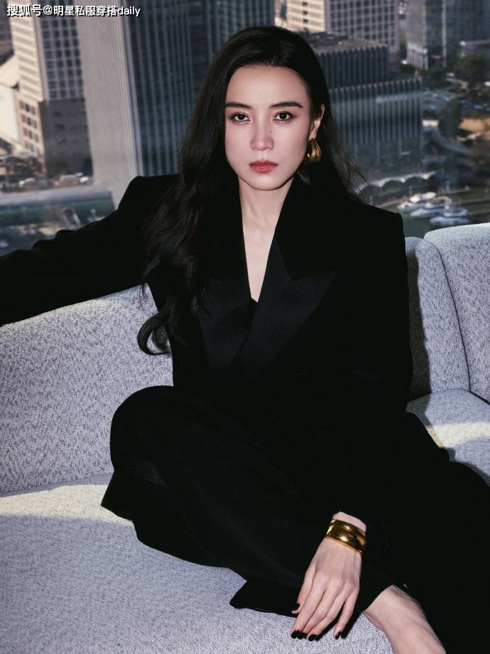 173大美女宋佳的气场真是没得挑！穿黑色西装戴金手镯气场强大(图2)